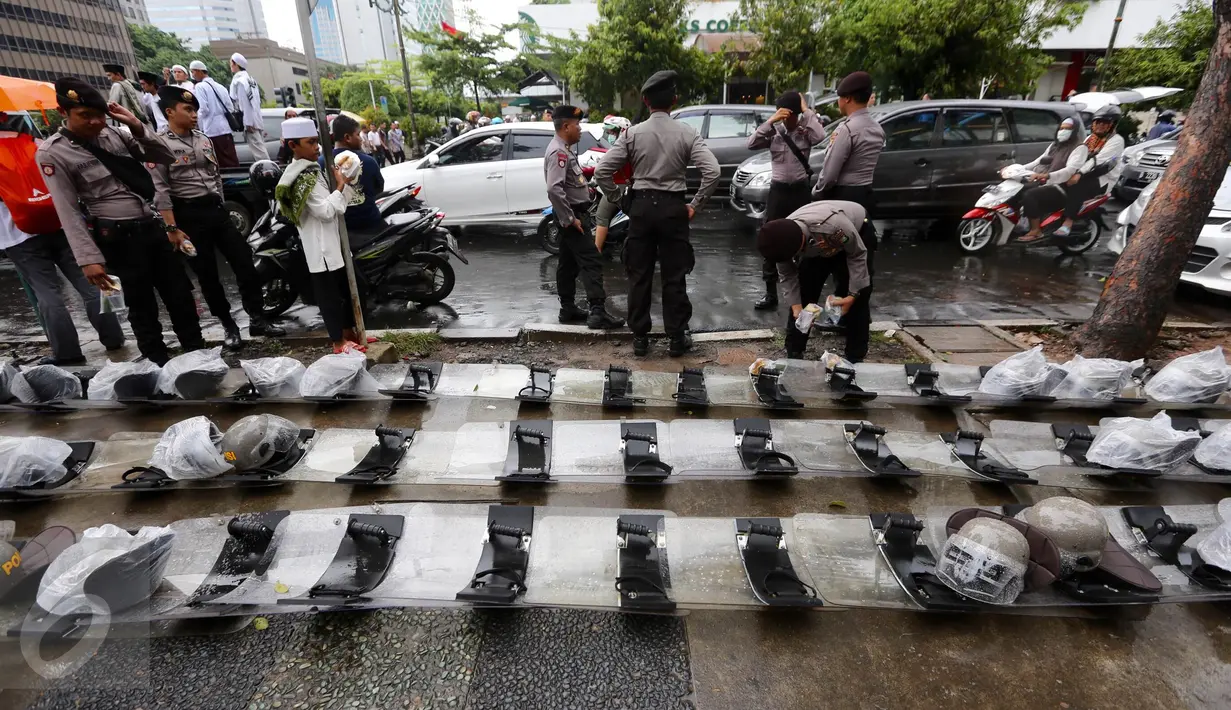 Sejumlah petugas kepolisian saat berjaga di kawasan Sarinah, Jakarta Pusat, Jumat (2/12). Meski aksi damai 2 Desember telah usai, mereka tetap berjaga sampai situasi kondusif. (Liputan6.com/Ferbian Pradolo)
