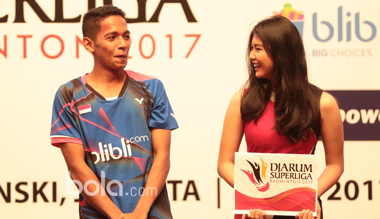Pebulutangkis dari klub Exist Jakarta, Chico Aura Wardoyo (kiri) adalah salah satu pemain muda yang akan tampil pada ajang Djarum Superliga Badminton 2017.  (Bola.com/Nicklas Hanoatubun)