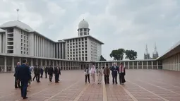 Wakil Presiden AS Mike Pence didampingi oleh Imam Besar Nasaruddin Umar dan Ketua Dewan Eksekutif Manajemen Masjid Istiqlal Muhammad Muzammil Basyuni melihat suasana Masjid Istiqlal di Jakarta, Rabu (20/4). (AFP Photo / Pool / Adek Berry)