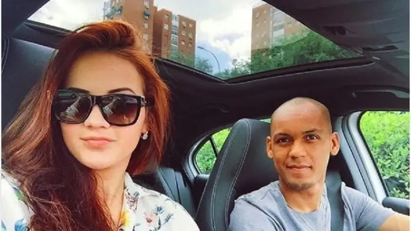 Gelandang Liverpool, Fabinho Tavares (kanan), bersama sang istri, Rebeca