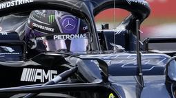 Kejutan juga dihadirkan oleh Lewis Hamilton yang mampu merebut kembali posisi teratas klasemen Formula 1. Sempat terlempar ke posisi belakang hingga posisi ke-14, Akhirnya juara dunia tujuh kali tersebut mampu finis di posisi tiga. (Foto: AP/Darko Bandic)