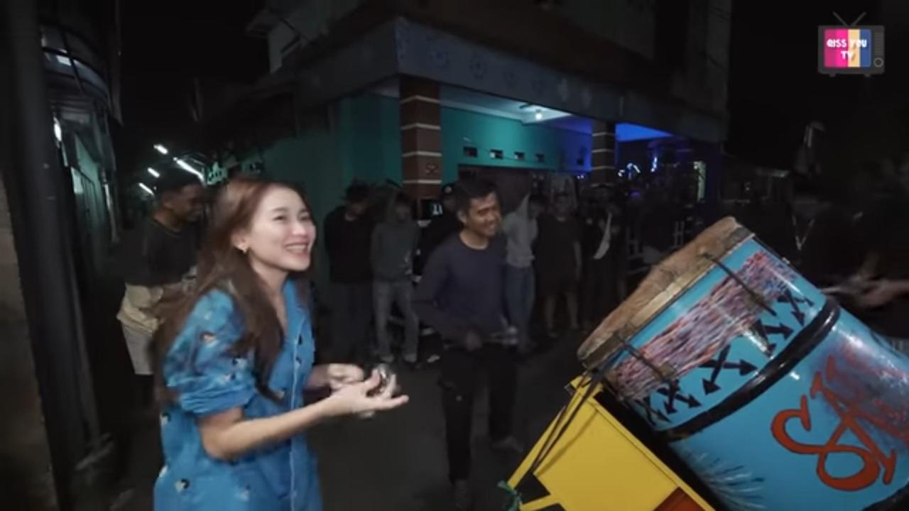 Potret Ayu Ting Ting Keliling Kampung Bangunkan Sahur Bareng Puluhan Pemuda, Ketuk Rumah Warga Bagi-bagi Makanan & Uang
