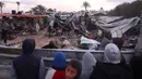 Sejumlah tenda penampungan pengungsi Palestina yang dibangun dari lembaran timah, terpal, dan tiang plastik hangus terbakar. (BASHAR TALEB/AFP)