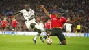 Pemain Manchester United Teden Mengi (kanan) memblok tembakan dari pemain Young Boys Wilfried Kanga pada pertandingan sepak bola Grup F Liga Champions di Stadion Old Trafford, Manchester, Inggris, 8 Desember 2021. Pertandingan berakhir 1-1. (AP Photo/Dave Thompson)