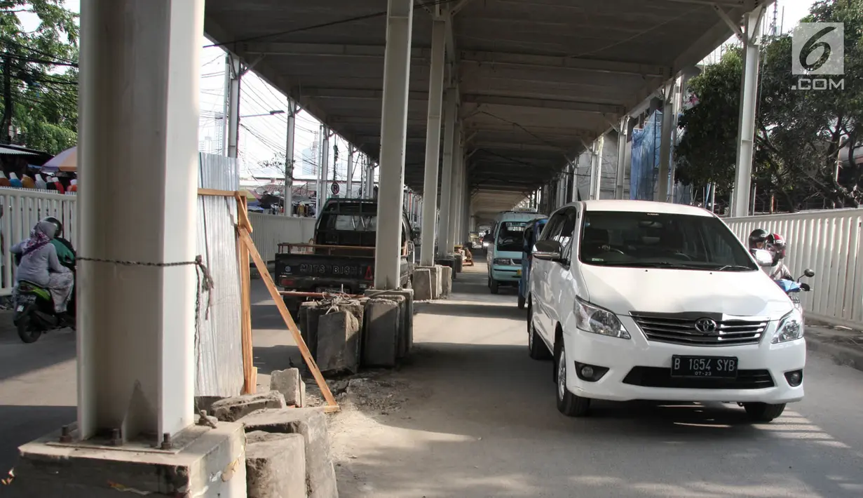 Kendaraan melintas di Jalan Jatibaru Raya, Tanah Abang, Jakarta, Selasa (16/10). Pemprov DKI Jakarta kembali membuka Jalan Jatibaru Raya untuk menindaklanjuti rekomendasi Ombudsman setelah sempat ditutup guna penempatan PKL. (Merdeka.com/Iqbal S. Nugroho)