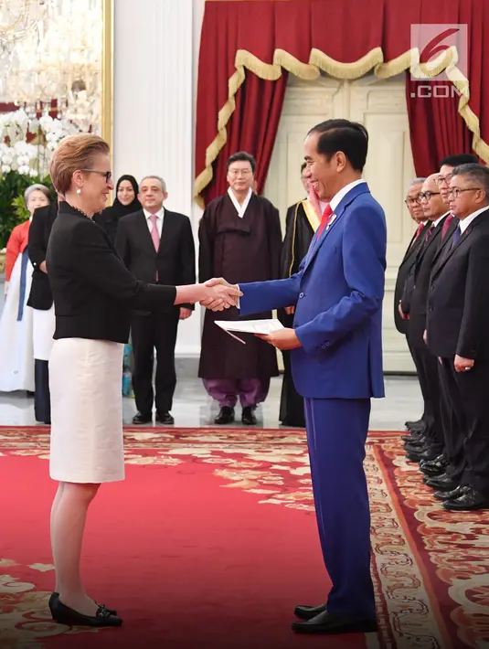 Presiden Jokowi menerima surat kepercayaan dari 11 Dubes Luar Biasa dan Berkuasa Penuh (LBBP), Jakarta, Rabu (4/4). Surat kepercayaan itu terdiri dari negara sahabat yang berkedudukan di dalam dan di luar Indonesia. (Liputan6.com/Pool/Biro Pers Setpres)