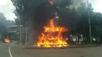 Pos polisi di Monas, depan Patung Kuda, Medan Merdeka Barat, Jakarta, dibakar demonstran tolak Omnibus Law, Kamis (8/10/2020). (Merdeka.com/Arie Basuki)