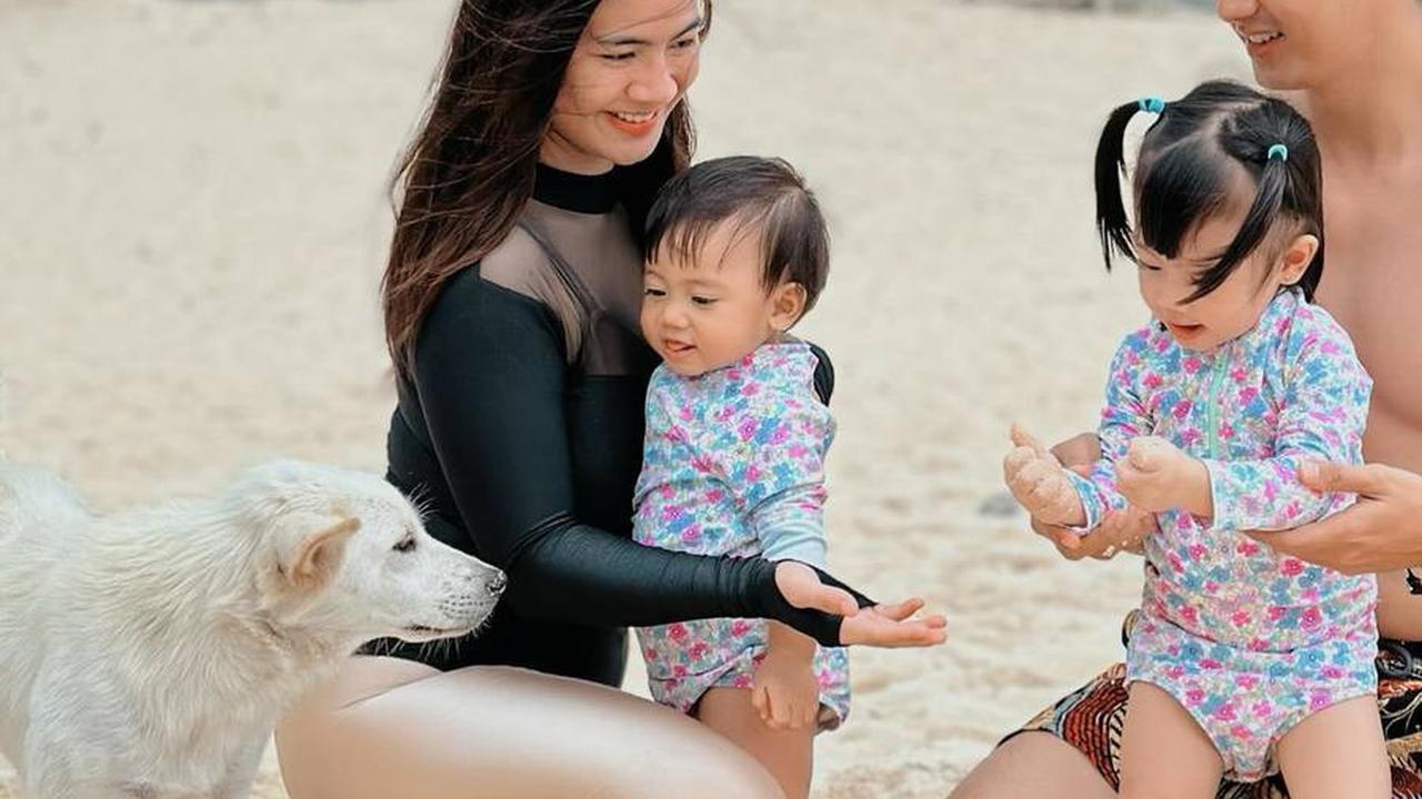 Gaya Busana Felicya Angelista yang Tuai Pujian saat Liburan di Pantai, Tetap Pakai Baju dan Legging Panjang