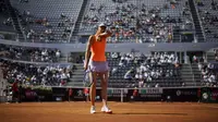 Maria Sharapova mengelap keringat pada babak pertama Italian Open melawan Christina Mchale, Senin (15/5/2017). Sharapova menang 6-4, 6-2. (AP Photo/Andrew Medichini)
