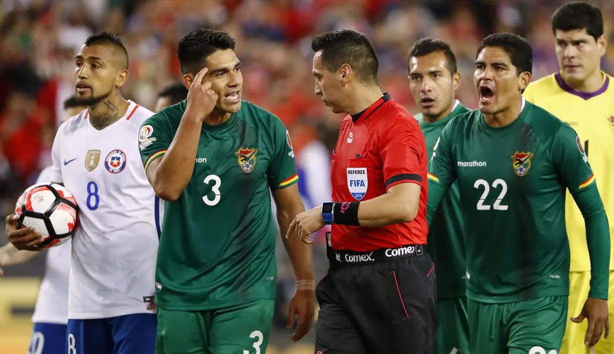 Para pemain Bolivia memprotes keputusan wasit memberikan penalti kepada Chile pada babak penyisihan grup Copa America Centenario 2016 di Stadion Gillette, Foxborough, AS, Sabtu (11/6/2016) WIB. (Mandatory Credit: Winslow Townson-USA TODAY Sports)
