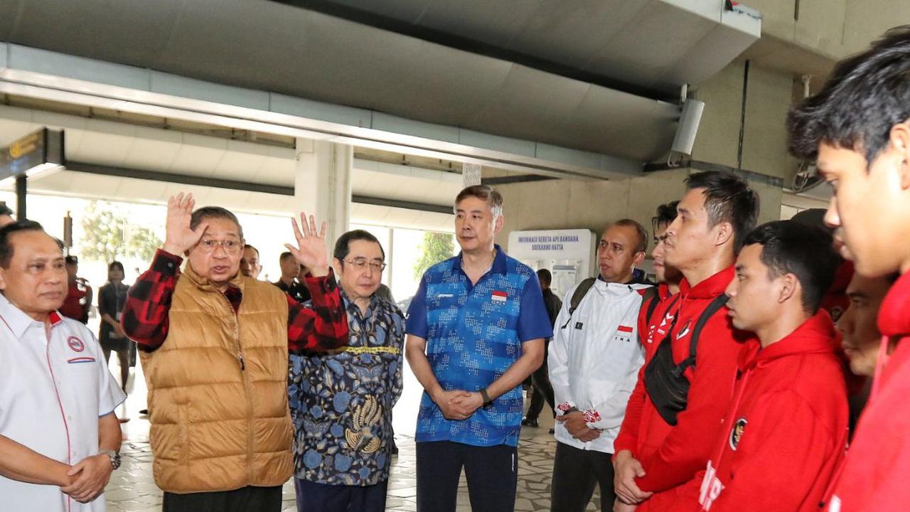 Presiden ke-6 RI Susilo Bambang Yudhoyono (SBY) bersama Ketua Umum Pengurus Pusat PBVSI Imam Sudjarwo menyambut kedatangan tim nasional voli putra Indonesia.