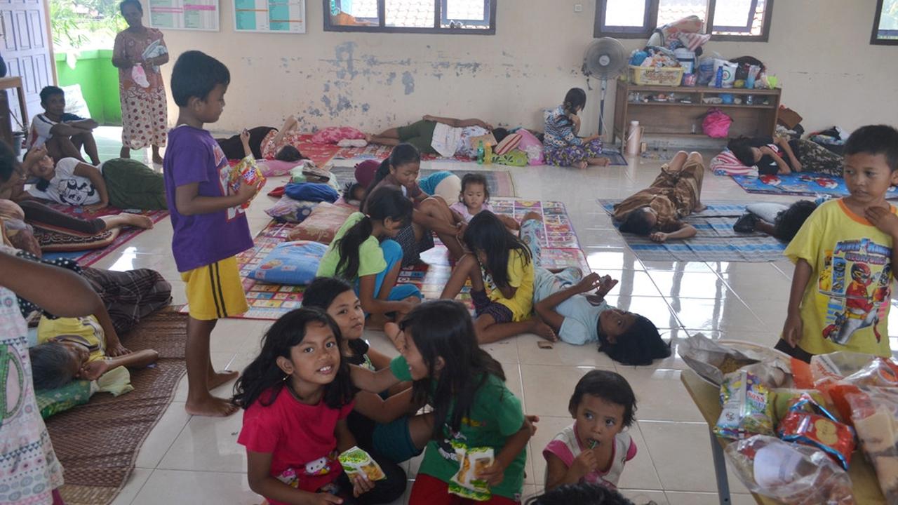 Puluhan anak-anak turut mengungsi akibat banjir besar di Sidareja, Cilacap, yang telah menjadi langganan tiap tahun. (Foto: Liputan6.com/Muhamad Ridlo)