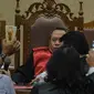 Barang bukti sisa kopi Mirna diperlihatkan Jaksa Penuntut Umum saat sidang di PN Jakarta Pusat, Rabu (13/7). Sidang beragendakan pemeriksaan saksi diantaranya sahabat Mirna, Hanie Juwita Boon, 3 pegawai Kafe Olivier. (Liputan6.com/Faizal Fanani)