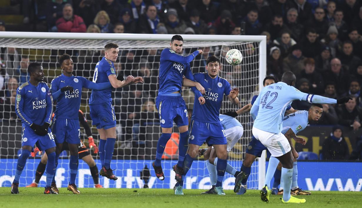 Aksi pemain Manchester City, Yaya Toure (kanan) melepaskan tembakan ke gawang Leicester City pada laga Piala Liga Inggris di King Power Stadium, Leicester, (19/12/2017). Manchester City menang lewati penalti  4-3. (AFP/Paul Ellis)
