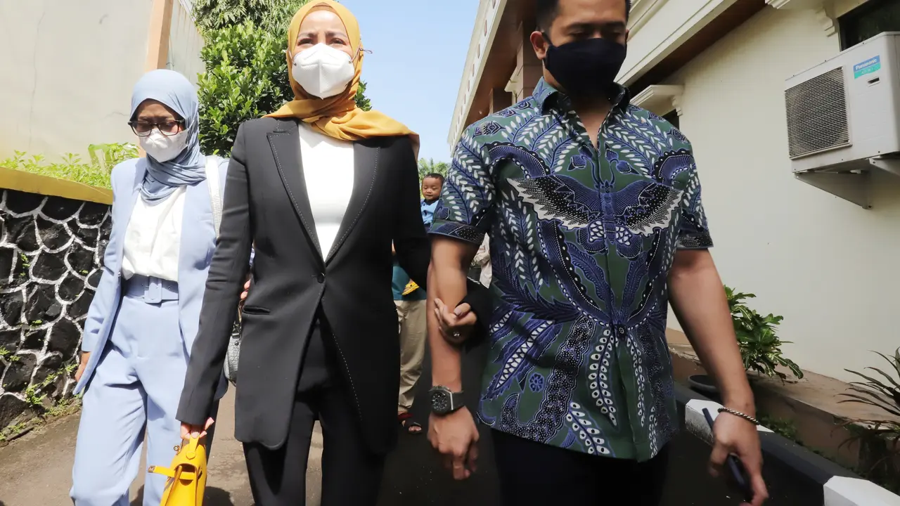 Tetap Tampil Mesra, Ini 7 Potret Olla Ramlan dan Aufa hutapea Jalani Sidang Cerai