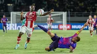 Kapten RANS Nusantara FC, Hamka Hamzah, saat berusaha menghalau bola yang dikuasai winger Persis Solo, Moussa Sidibe, saat bertanding di Stadion Manahan, Solo, Sabtu (30/3/2024). (Bola.com/Radifa Arsa)