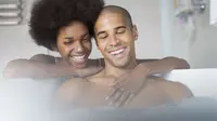 Bayangan pasangan Anda yang basah dan licin karena sabun tentu menggairahkan, sayangnya seks sambil mandi tak semudah teorinya.
