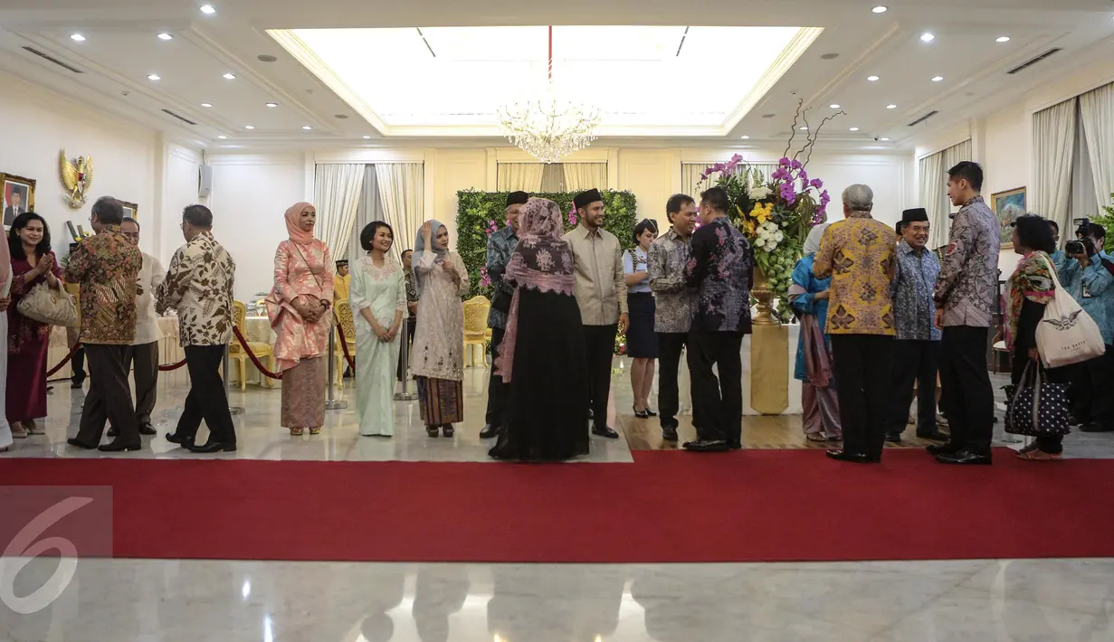 Wakil Presiden Jusuf Kalla menggelar open house perayaan Idul Fitri 1436 H di Istana Wakil Presiden, Jakarta, Jumat (17/7/2015). Tampak, suasana open house yang diselenggarakan Wapres Jusuf Kalla di Istana Wakil Presiden. (Liputan6.com/Faizal Fanani)