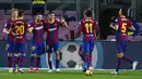 Para pemain Barcelona merayakan gol yang dicetak oleh Lionel Messi ke gawang Real Betis pada laga La Liga di Stadion Camp Nou, Sabtu (7/11/2020). Barca menang dengan skor 5-2.(AP/Joan Monfort)