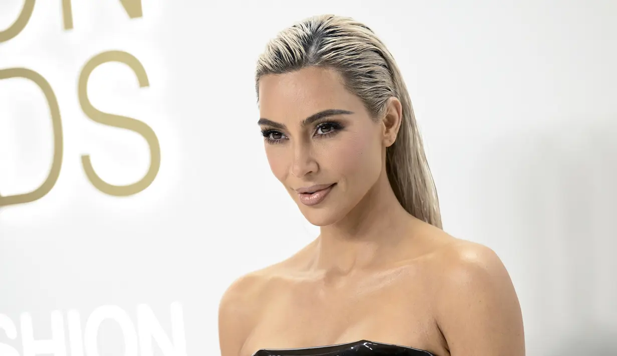 <p>Kim Kardashian berpose saat menghadiri CFDA Fashion Awards di Cipriani South Street di Cipriani South Street di New York pada Senin, 7 November 2022. Sedangkan untuk glam, pendiri SKIMS ini memakai lipstik nude dan menarik perhatian ke matanya dengan sentuhan eyeliner hitam. Mantan istri Kanye West memasangkan ansambel bergaya dengan sepatu hak tinggi, dan tidak mengenakan aksesori lain untuk malam itu. (Photo by Evan Agostini/Invision/AP)</p>