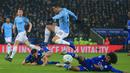 Gelandang Manchester City, Brahim Diaz, menghindari tekel gelandang Leicester, Hamza Choudhury, pada laga Piala Liga di Stadion King Power, Leicester, Selasa (18/12). Leicester kalah adu penalti dari City. (AFP/Lindsey Parnaby)