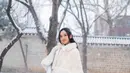Tampil anggun dan menawan, dalam pemotretannya ini banyak para penggemar yang menyebutnya tampil bak putri di zaman-zaman kerajaan Korea. Sosok Lyodra saat tampil di depan kamera memang selalu memesona banyak para penggemar. (Liputan6.com/IG/@lyodraofficial)