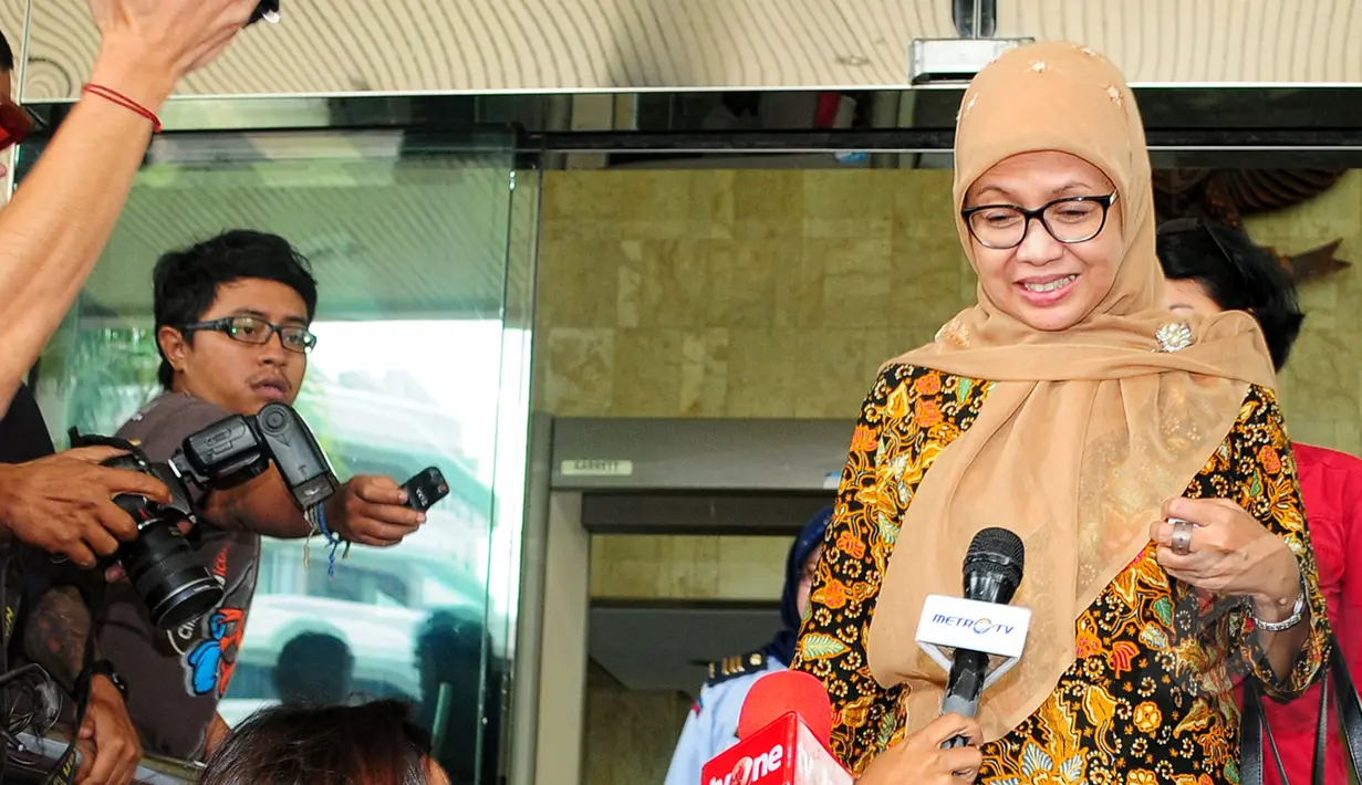 Senyum Chairun Nisa usai menjalani pemeriksaan oleh penyidik di KPK, Jakarta, Kamis (26/3/2015). Chairun Nisa diperiksa dalam perkara dugaan tindak pidana korupsi penyelenggaraan haji di Kementerian Agama 2012-2013. (Liputan6.com/Yopi Renato)