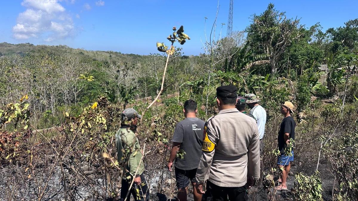 Kepolisian mendatangi Pura Puseh Desa Adat Batumadeg, Kecamatan Nusa Penida, Kabupaten Klungkung Bali terbakar pada Kamis (3/9). (Dokumentasi Humas Polres Klungkung).