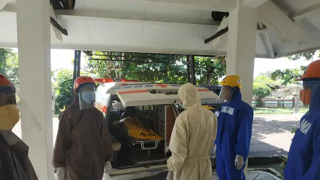 Jenazah tukang becak yang meninggal dunia di emper toko dievakuasi ke Puskesmas dan lantas dirujuk ke RSUD Margono untuk autopsi. (Foto: Dok. Tagana Banyumas/Liputan6.com/Ridlo)