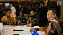 Glenn Fredly dan musikus lainnya menemui Ketua DPR Bambang Soesatyo di Kompleks Parlemen, Senayan, Jakarta, Senin (28/1). Pertemuan untuk meminta prioritas Program Legiislasi Nasional (Prolegnas) DPR 2019 dalam RUU Permusikan. (Liputan6.com/Johan Tallo)