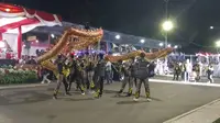 Pertunjukan barongsai menjadi pembuka gemerlap pembukaan Pekan Olahraga Kabupaten (Porkab) Garut 2024 di Lapang Kerkof, Garut, Jawa Barat, Jumat malam. (Liputan6.com/Jayadi Supriadin)