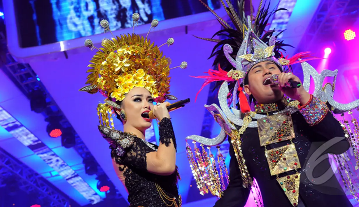Zaskia Gotik dan Nassar tampil heboh dengan kostum unik saat tampil di  acara Infotainment Award 2015, Jakarta, Jumat (30/1/2015). (Liputan6.com/Faisal R Syam)