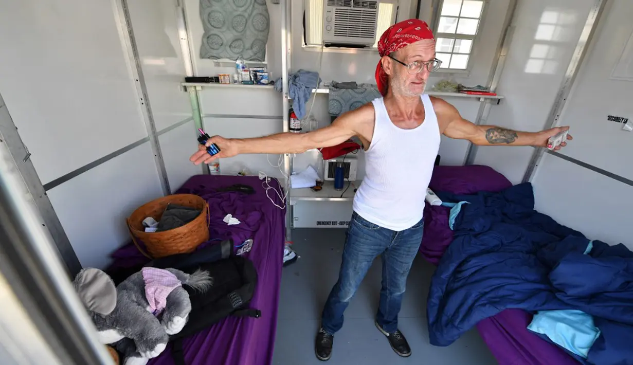Jerome Bestul (62) dari Wisconsin, mengungkapkan kesenangannya memiliki tempat yang aman untuk tidur dan tinggal di Tarzana Tiny Home Village di lingkungan Tarzana, Los Angeles, California, Amerika Serikat, 9 Juli 2021. (Robyn Beck/AFP)