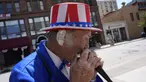 Duane Schwingel, berpakaian seperti Paman Sam memainkan harmonika di luar Fiserv Forum pada hari ketiga Konvensi Nasional Partai Republik 2024 di Milwaukee, Wisconsin, pada tanggal 17 Juli 2024. (Nick Oxford/AFP)