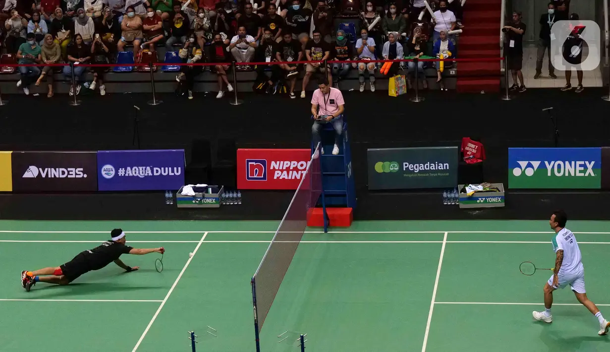 Vincent Rompies (kanan) melawan Valentino Simanjuntak (kiri) pada acara Vindes Sport bertajuk Tepok Bulu 2022 di Mahaka Square, Jakarta, Minggu (3/7/2022). Vincent Rompies mengalahkan Valentino Simanjuntak dengan skor 21-12 dan 22-20. (Liputan6.com/Herman Zakharia)