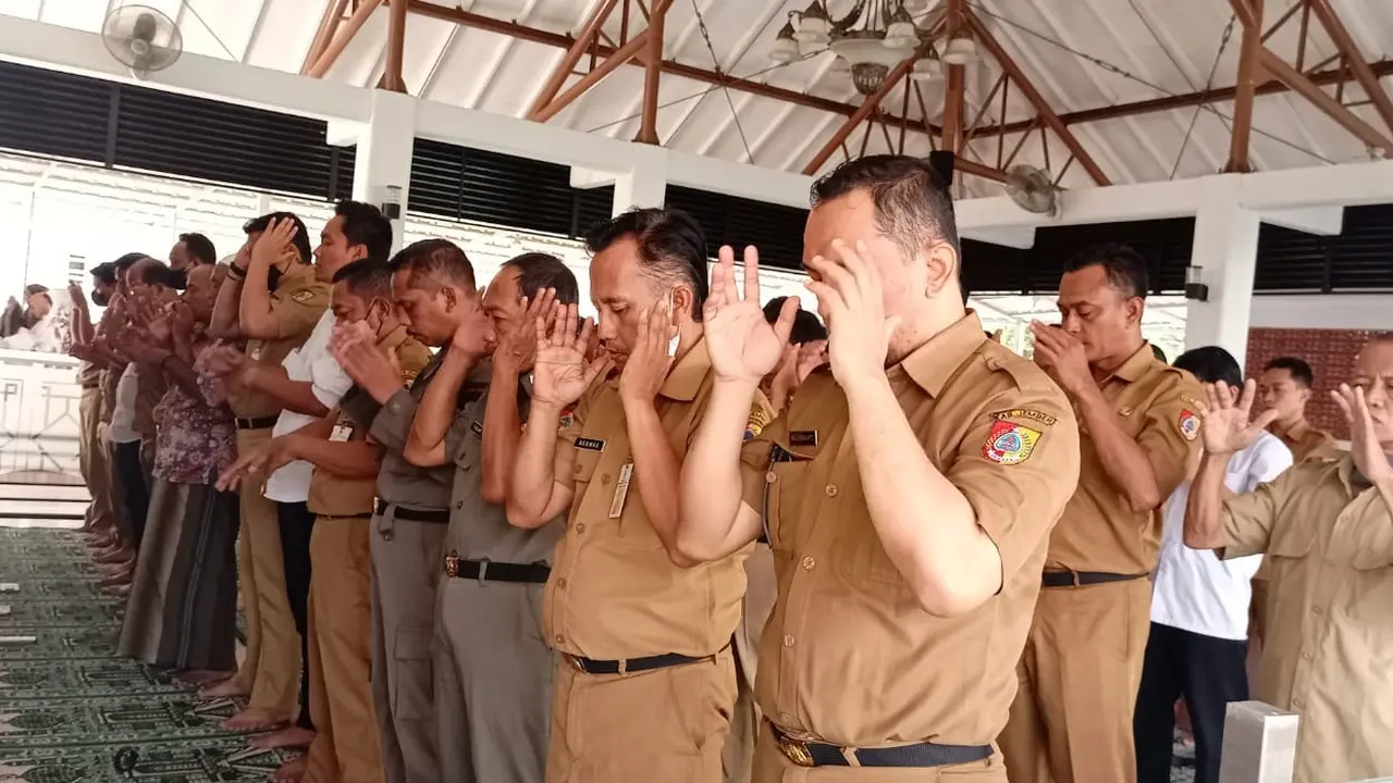 Pegawai di lingkungan Pemerintah Kabupaten Jember lakukan salat gaib untuk putra Ridwan Kamil (Istimewa)
