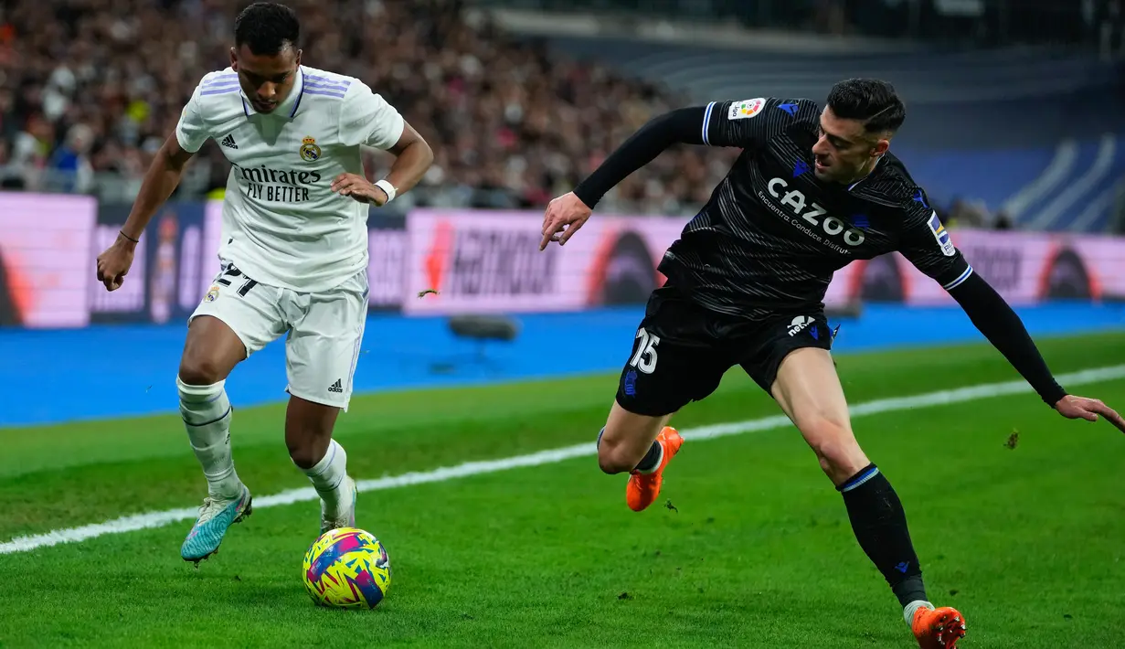 Pemain Real Madrid Rodrygo (kiri) bersaing memperebutkan bola dengan pemain Real Sociedad Diego Rico pada pertandingan sepak bola Liga Spanyol di Stadion Santiago Bernabeu, Madrid, 29 Januari 2023. Pertandingan berakhir imbang 0-0. (AP Photo/Manu Fernandez)