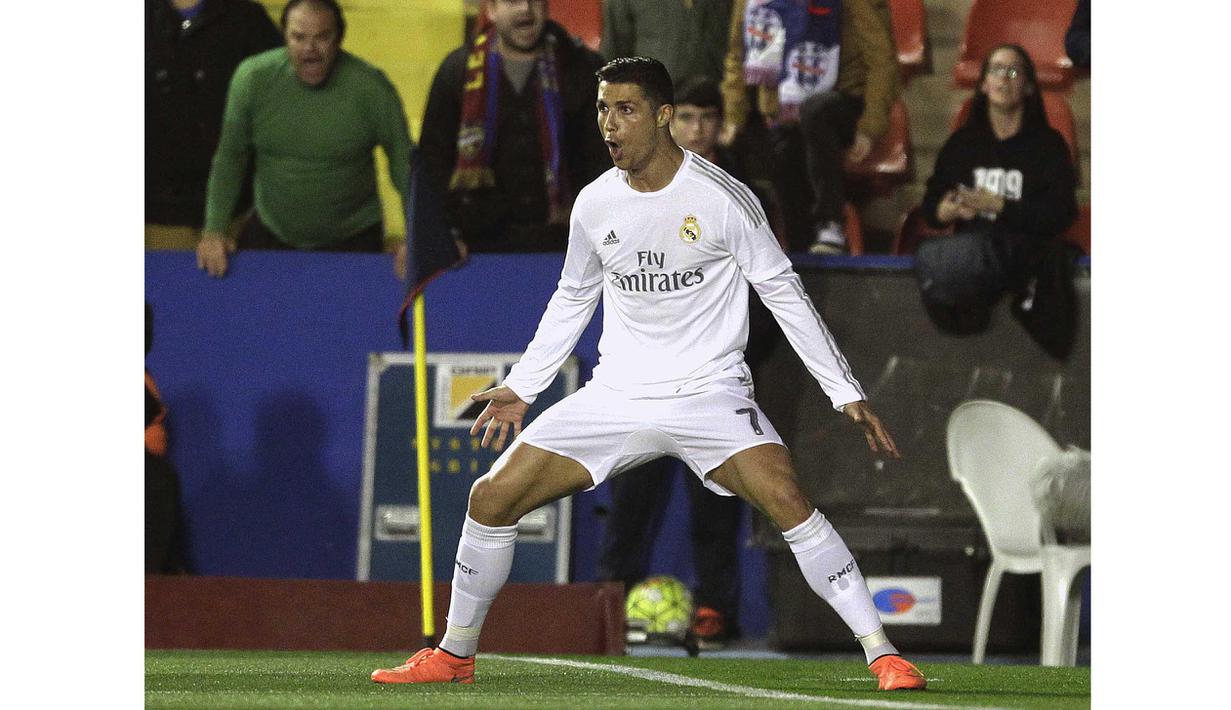 Pemain Real Madrid, Cristiano Ronaldo merayakan golnya ke gawang Levante pada laga lanjutan La Liga Spanyol, di Stadion Ciutat de Valencia, Kamis (3/3/2016) dini hari WIB. (REUTERS/Heino Kalis)