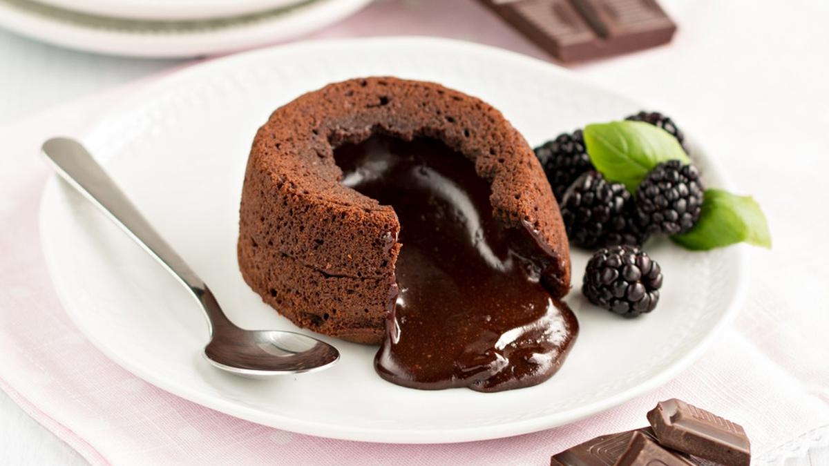 Kue Coklat Lumer yang lembut dan lumer di mulut, menyajikan rasa manis yang menggugah selera