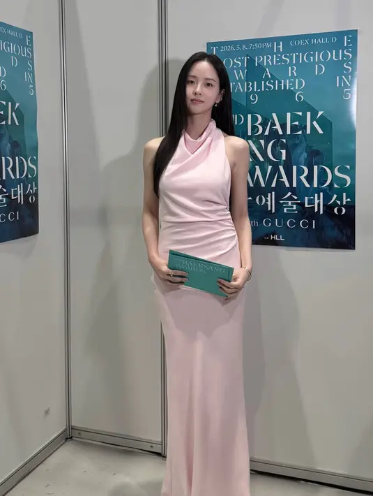 Kim So Hyun mengenakan long dress halterneck sleeveless pink dari Self Portrait. @wow_kimsohyun