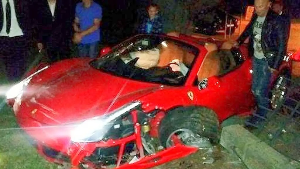 Mabuk-Mabukkan, Pria Ini Bikin Ringsek Ferrari 458 Italia