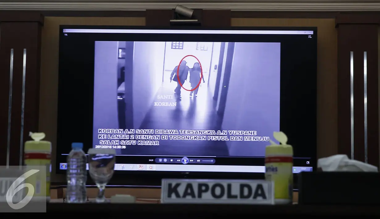 Polisi menayangkan CCTV di rumah Dodi yang merekam kejadian sadis perampokan Pulomas, Jakarta, Kamis (5/1). Dalam perampokan yang disertai penyekapan itu, 6 orang tewas akibat kehabisan oksigen. (Liputan6.com)
