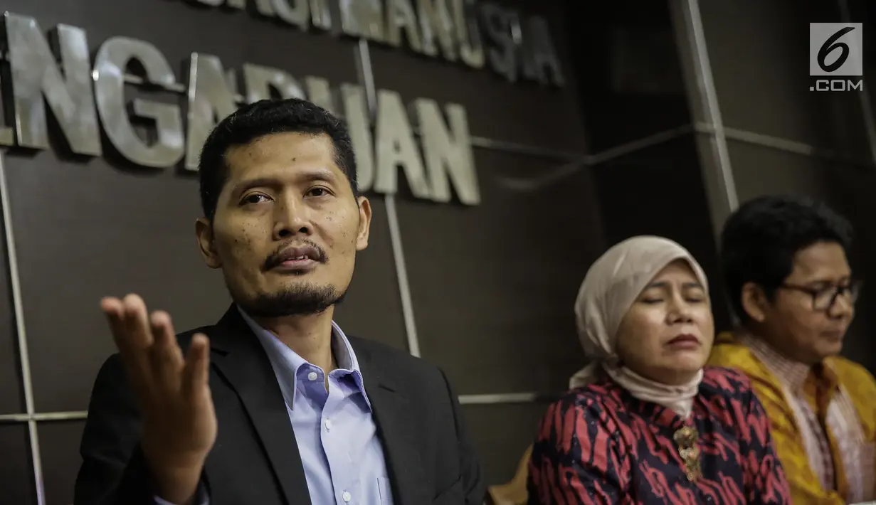 Komisioner Komnas HAM Muhammad Nurkhoiron (kiri) memberikan keterangan dalam konferensi pers di Kantor Komnas HAM, Jakarta, Selasa (6/6). Komnas HAM juga mengimbau kepada Polisi agar bertindak proaktif. (Liputan6.com/Faizal Fanani)