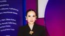 Aktris Chelsea Islan kembali mencuri perhatian dengan penampilan anggunnya dalam Lenan Honeycomb Suit Dress yang merupakan bagian dari koleksi ‘Lintas Waktu’, hasil kolaborasi kreatif antara desainer Wilsen Willim dan Chandra Pitok. [@wilsenwillimofficial].