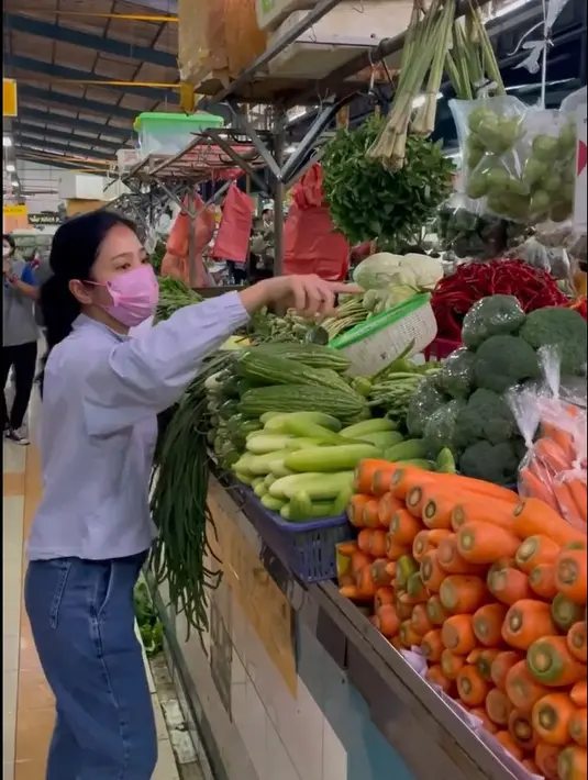 Pemeran Bunga Zainal kaget dengan harga cabai yang melambung. Hal itu diungkapkan saat membagikan momen ke pasar tradisional belanja sayur di pasar tradisional. [Instagram/bungazainal05]