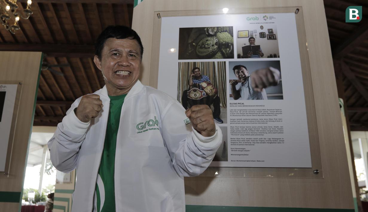Legenda tinju Indonesia, Ellyas Pical, berpose di depan pameran foto legenda di Yogyakarta, Rabu (18/7/2018). Pameran foto legenda olahraga Indonesia tersebut sekaligus peluncuran kampanye Grab "Kemenangan itu Dekat". (Bola.com/M Iqbal Ichsan)