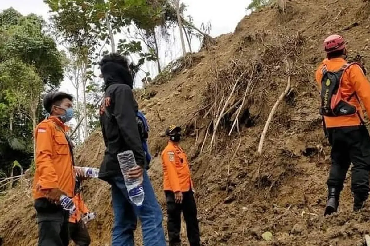 Basarnas menghentikan pencarian korban longsor pascagempa, di Mamuju, Sulbar. (Foto: Liputan6.com/Abdul Rajab Umar)