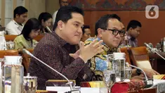 Menteri BUMN, Erick Thohir (kiri) bersama Wakil Menteri BUMN Kartika Wirjoatmodjo mengikuti rapat dengan Komisi VI DPR di kompleks Parlemen, Jakarta, Senin (2/12/2019). Rapat membahas Penyertaan Modal Negara (PMN) pada Badan Usaha Milik Negera tahun anggaran 2019 dan 2020. (Liputan6.com/Johan Tallo)