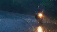 Ilustrasi berkendara dengan sepeda motor saat hujan (credr.com)