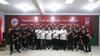 Ketua umum PBVSI, Imam Sudjarwo (tengah) berfoto bersama dengan pengurus PBVSI dan Timnas Voli Putra Indonesia U-21 saat acara pelepasan di Padepokan Voli Jenderal Polisi Kunarto, Sentul, Bogor, Senin (18/8/2025). Tim Merah Putih akan mengikuti Kejuaraan Dunia U-21 di China. (Bola.com/M Iqbal Ichsan)